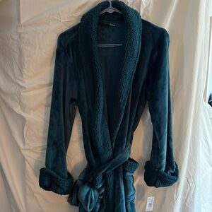 Luxurious Natori Robe- NWT